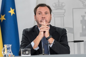 15/09/2026 El ministro de Transportes y Movilidad Sostenible, Óscar Puente, durante la rueda de prensa tras el Consejo de Ministros, en el Palacio de la Moncloa, a 15 de septiembre de 2026, en Madrid (España). El Gobierno ha abordado en el Consejo de Ministros y en la reunión previa a este el seguimiento sobre la situación en Ceuta tras la crisis migratoria que afecta a la ciudad autónoma desde el mes de julio. Además el Consejo de Ministros ha aprobado el texto definitivo que regula el llamado comité de inversiones estratégicas, un órgano que facilita que empresas consideradas estratégicas cuenten con una vía rápida para poder operar en España en el plazo de un mes.
POLITICA
Diego Radamés - Europa Press