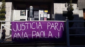 Colectivos feministas pusieron mantas con
