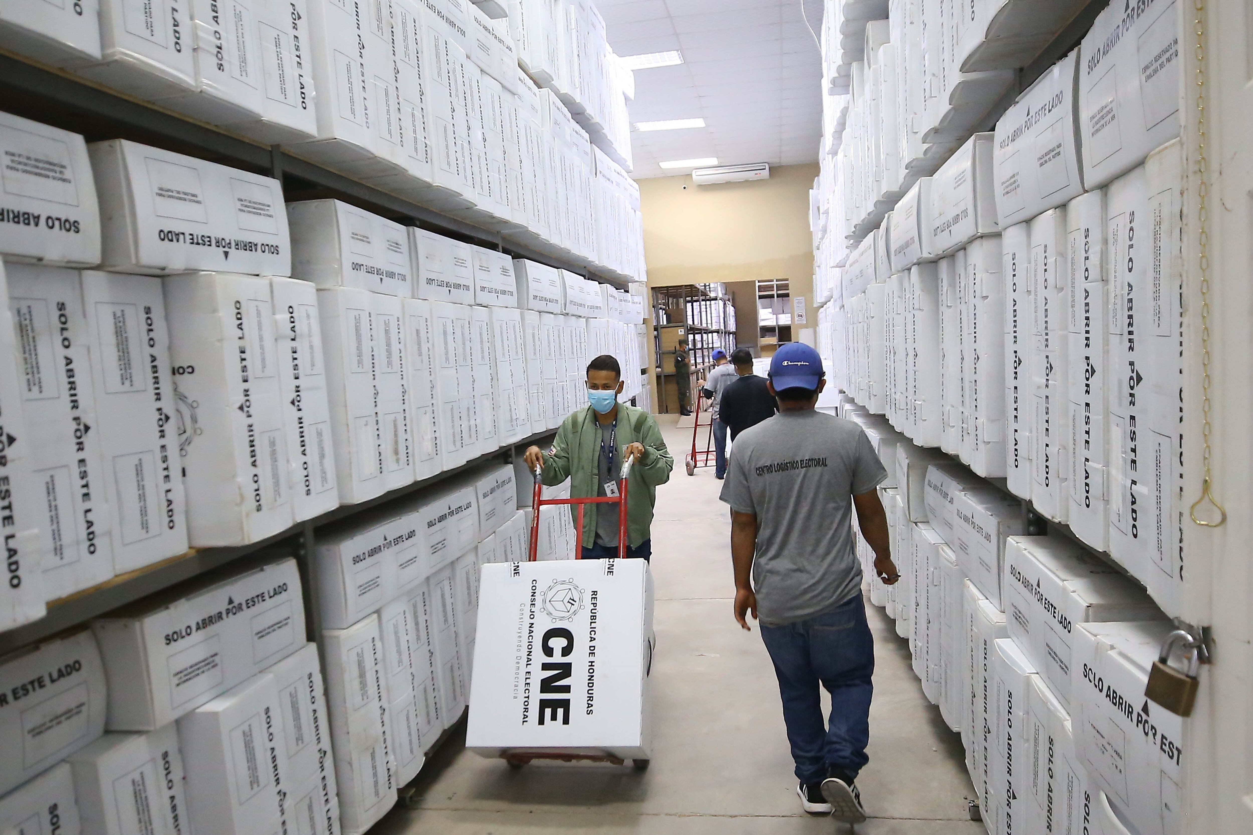 El Consejo Nacional Electoral (CNE) inició el traslado del material de votación hacia los 18 departamentos del país