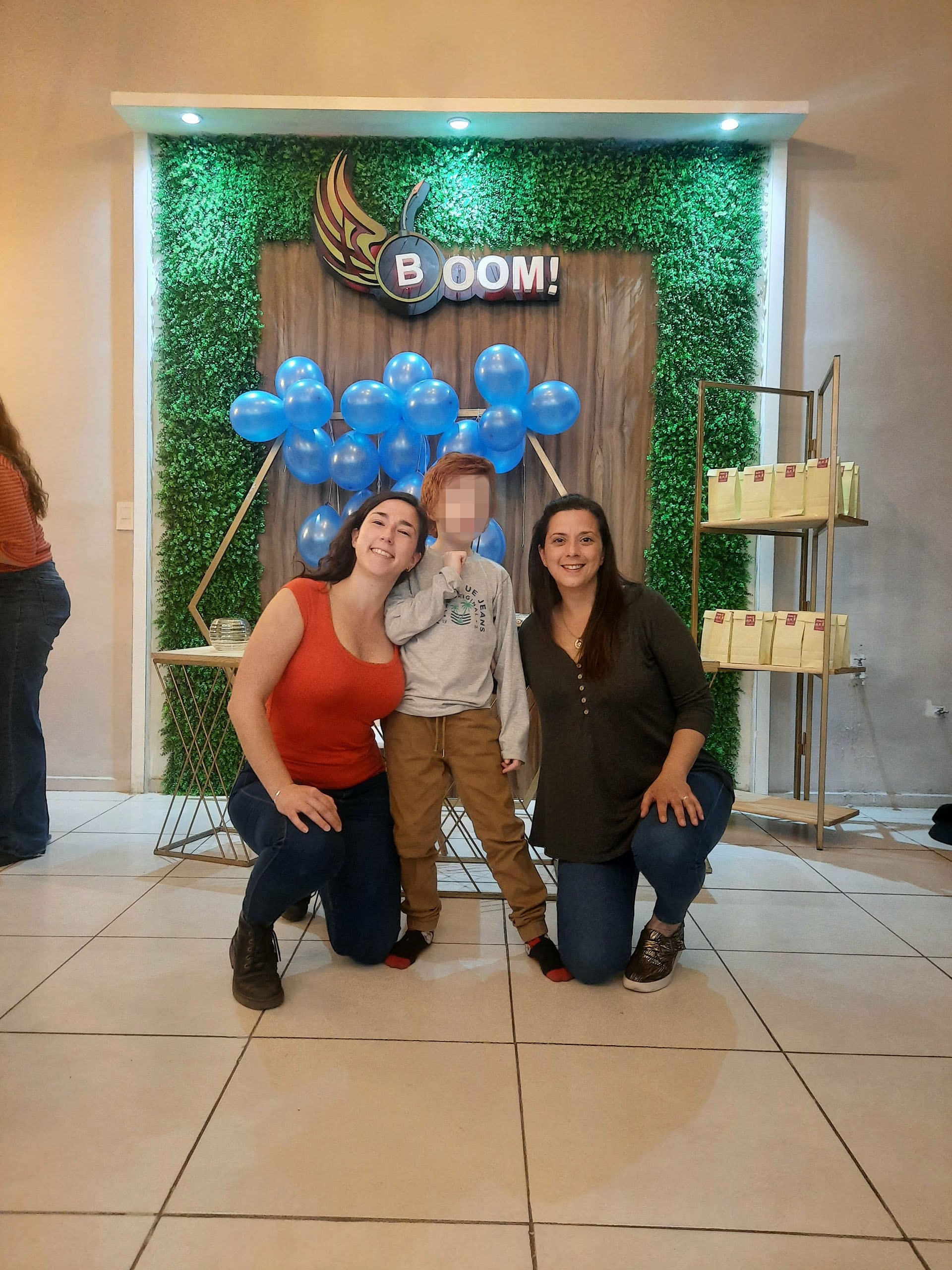 Aylén y Aymará con L. La última vez que vieron a su hermano fue para su cumpleaños número ocho, en septiembre de 2024. “Hace un año y tres meses que no tenemos contacto con él. No sabe ni quiénes somos”, dicen