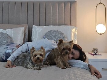 Carmen Villalobos junto a sus mascotas