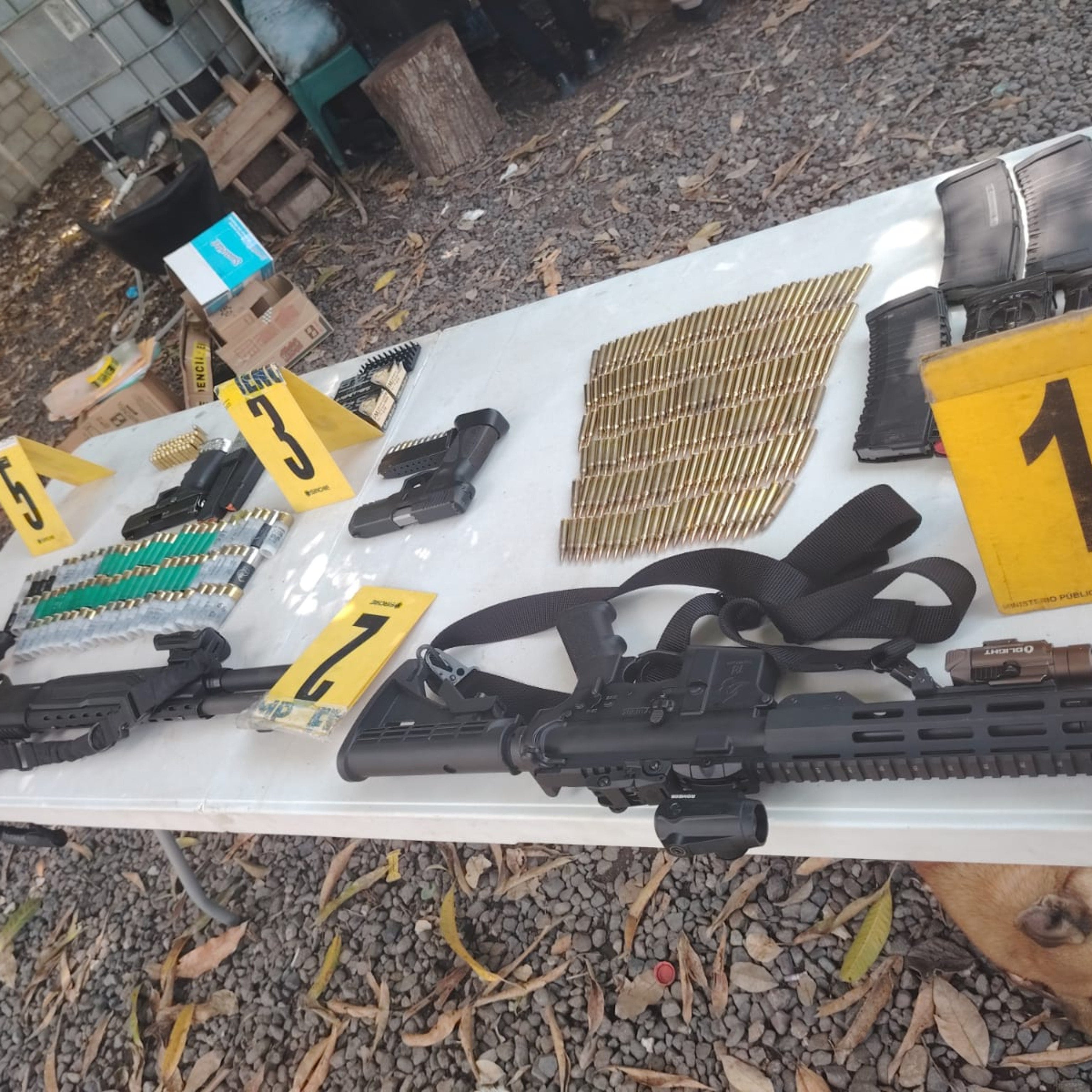 Por ahora se han incautado drogas, armas de fuego, municiones de uso exclusivo del Ejército y de las fuerzas de seguridad, dispositivos electrónicos y dinero en efectivo. (Ministerio Público de Guatemala)