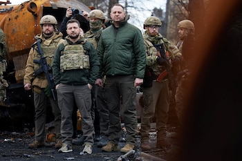 El presidente de Ucrania, Volodimir Zelensky, se encuentra junto a vehículos militares rusos destruidos y parte de sus colaboradores en la ciudad de Bucha, en las afueras de Kiev (Reuters)