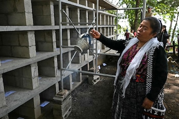 En Guatemala entierran a 68 víctimas del conflicto armado después de 44 años