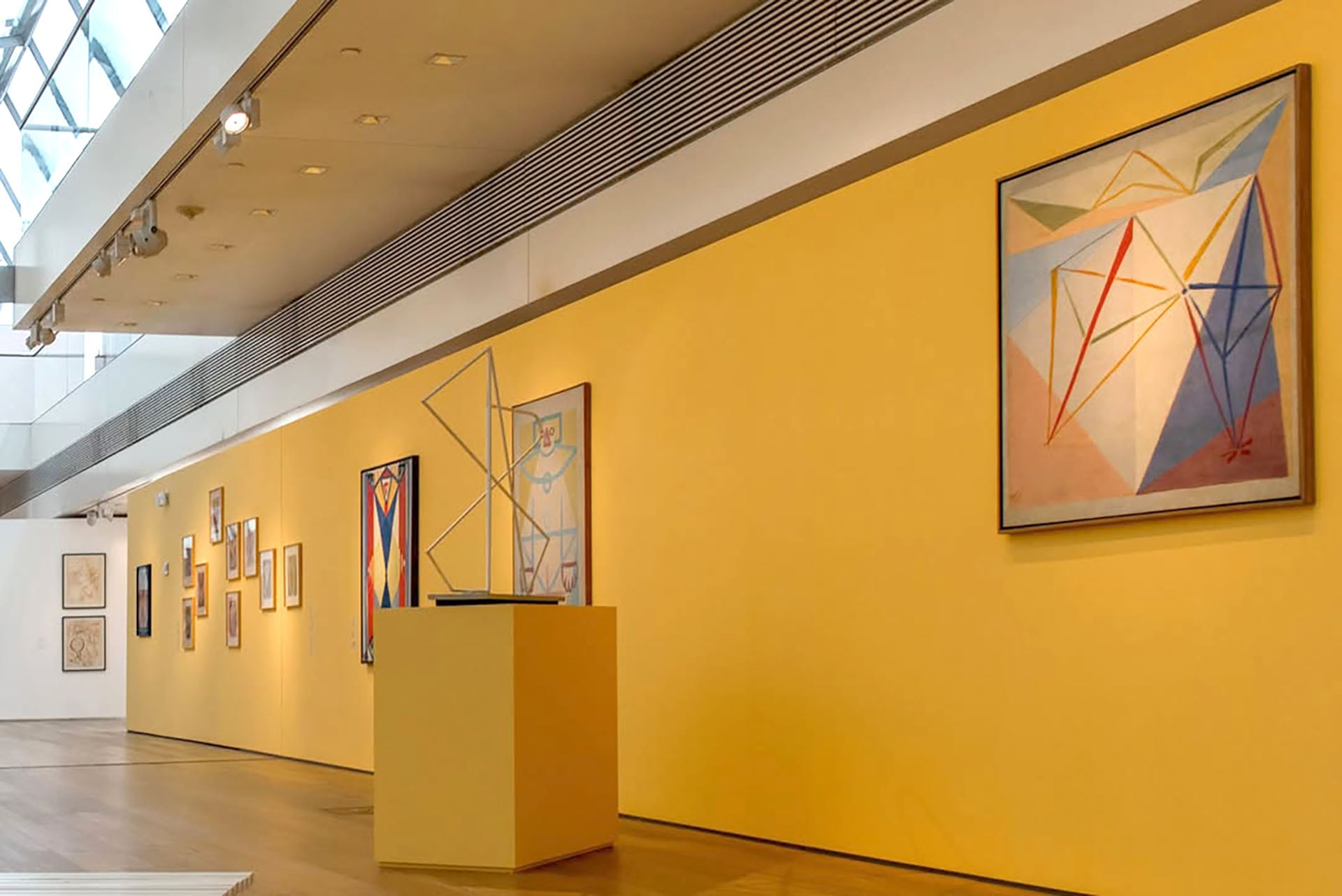 La abstracción geométrica fue, en un punto, una búsqueda de una esencialidad, ya que Derbecq parece querer eliminar todo lo redundante