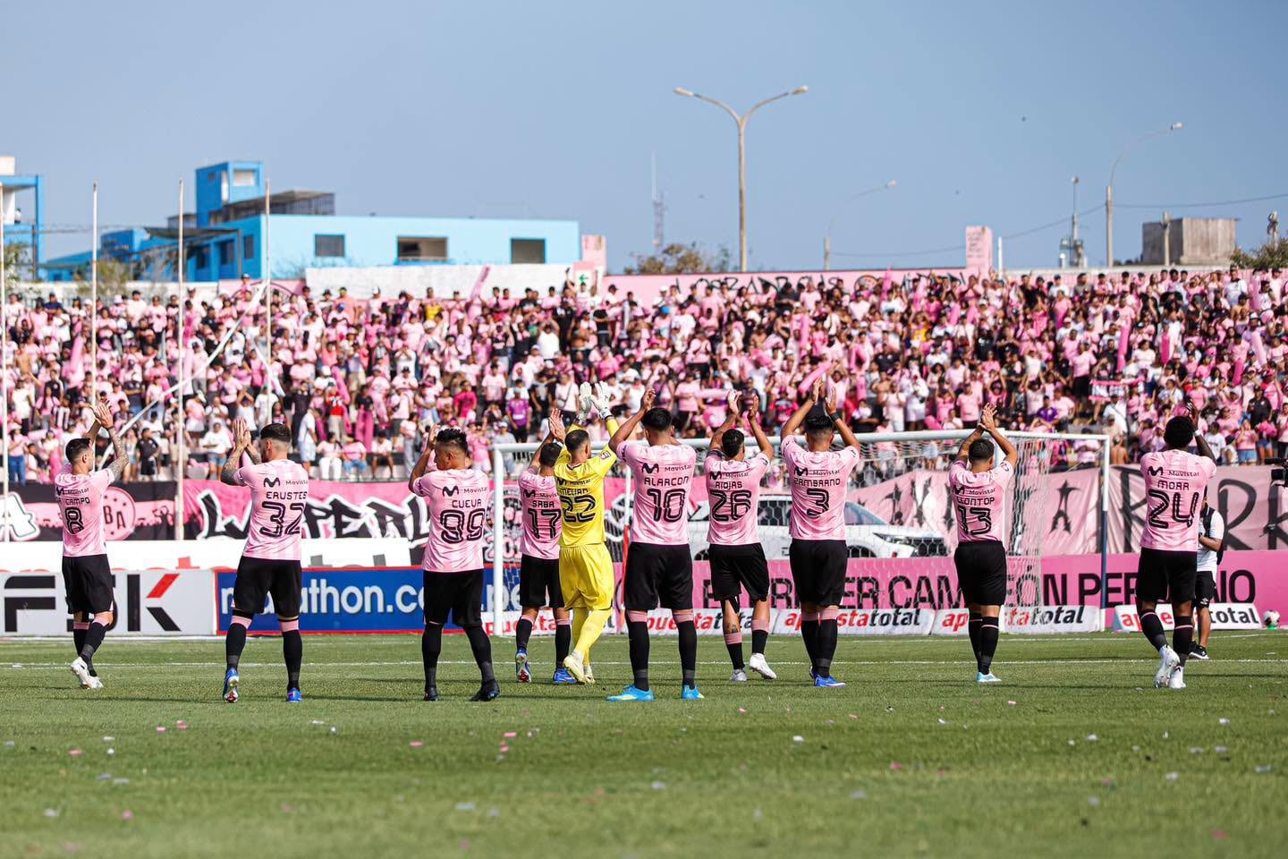 Los jugadores de Sport Boys agradeciendo a su hinchada por el respaldo tras el triunfo ante Sporting Cristal en el Callao. - créditos: Sport Boys