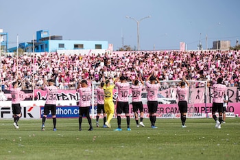 Los jugadores de Sport Boys agradeciendo a su hinchada por el respaldo tras el triunfo ante Sporting Cristal en el Callao. - créditos: Sport Boys
