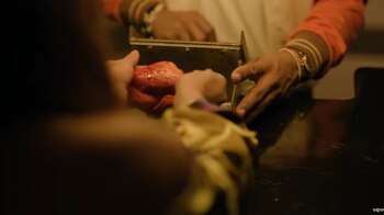 Las impactantes escenas del videoclip