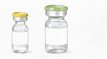Dibujo de dos viales médicos transparentes con líquido claro, el pequeño con tapa amarilla y el grande con tapa verde, ambos con etiquetas blancas.