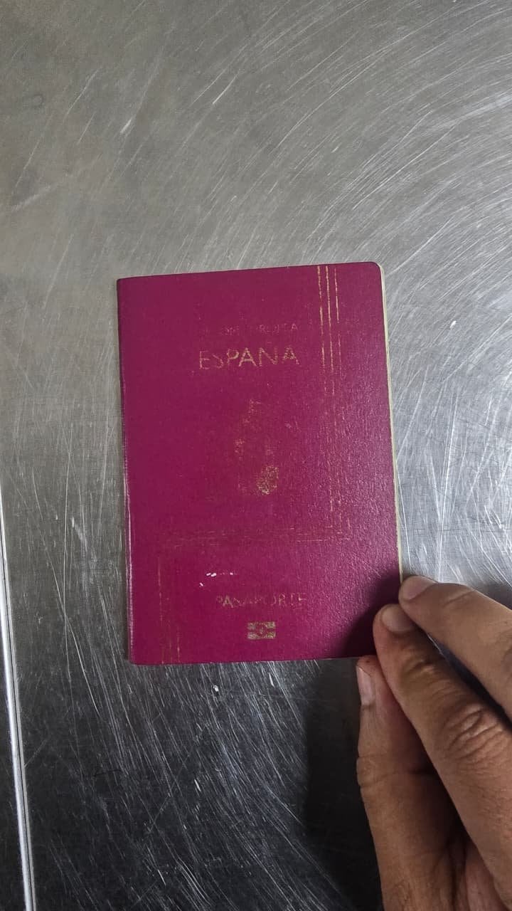 La consulta de la PNC determinó que los pasaportes no tenían registros en el sistema migratorio de España y derivó en la aprehensión de los viajeros. (PNC de Guatemala)