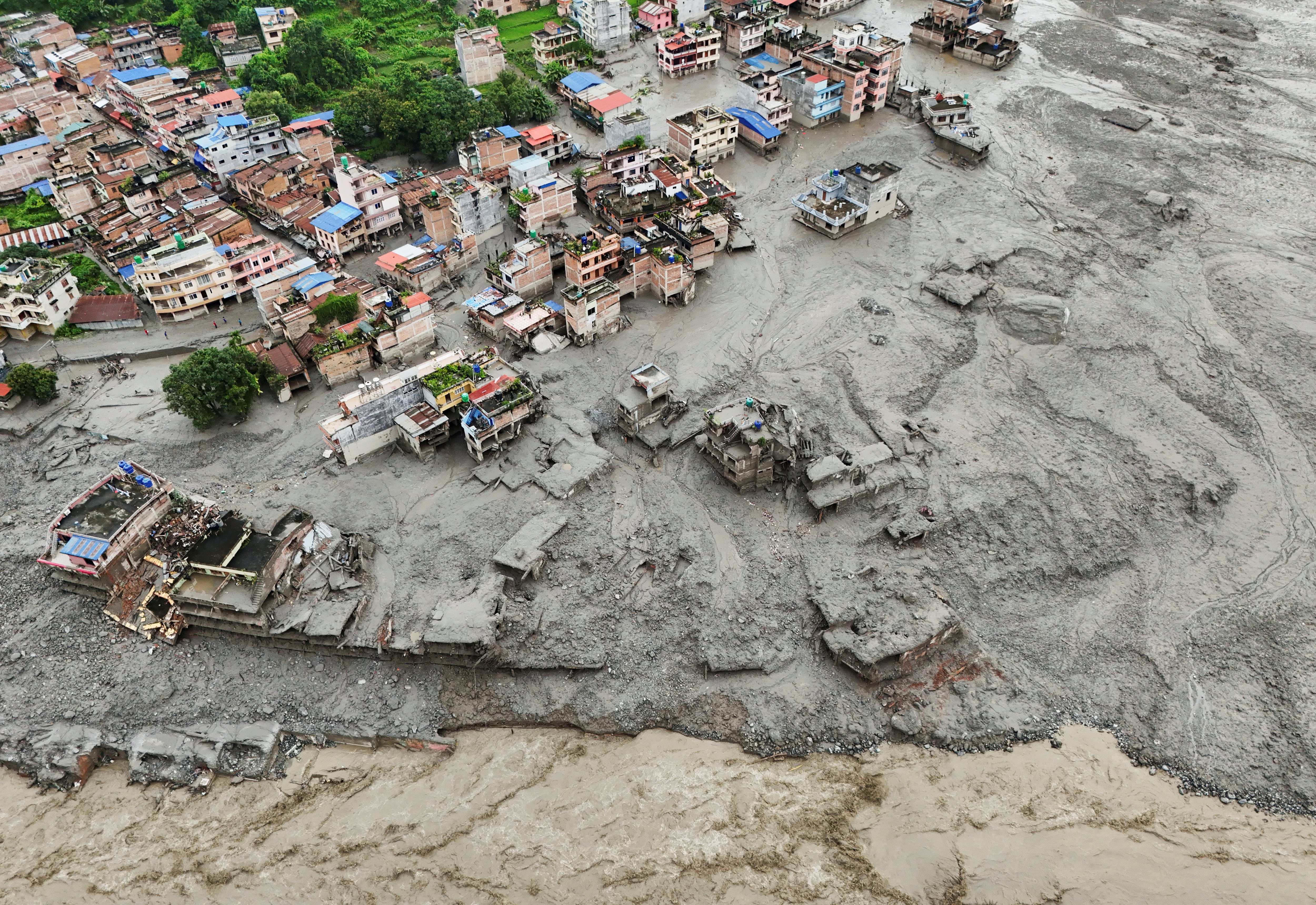 Una imagen tomada desde un dron muestra el barro que cubre las viviendas tras una crecida repentina en Trishuli, en el distrito de Nuwakot (REUTERS/Navesh Chitrakar)