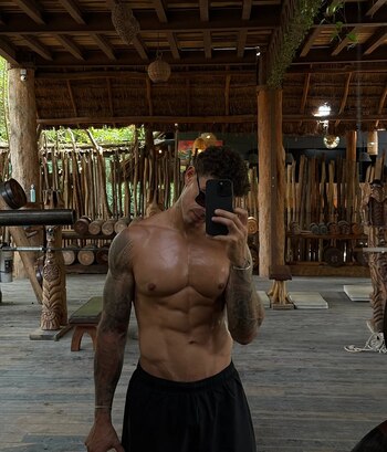 Hugo García disfrutan su soltería y recibieron el 2025 en México