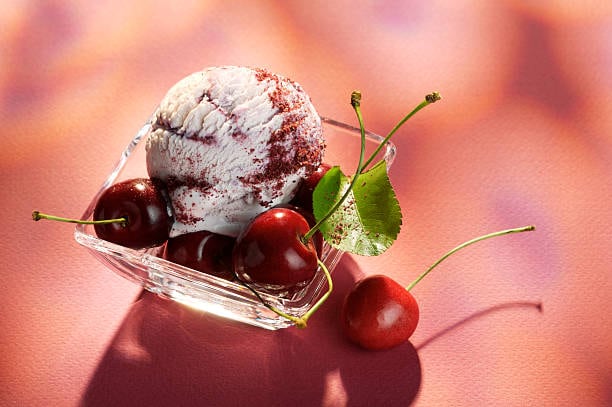 El helado de cereza es un postre refrescante y delicioso que se puede preparar fácilmente en casa. Foto: (iStock)