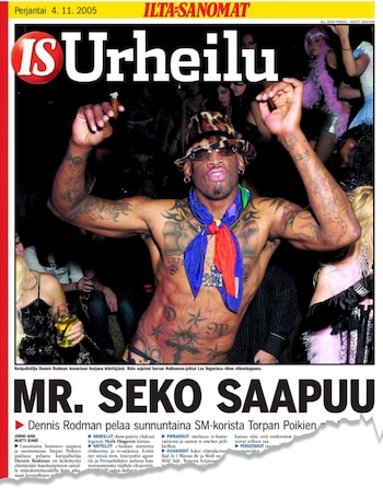 Página del periódico finlandés Ilta-Sanomat con una foto de Dennis Rodman sin camiseta, con sombrero de leopardo y tatuajes en el pecho