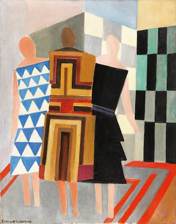 Pintura con tres figuras estilizadas de espaldas. Vestidos con patrones geométricos: triángulos azules y blancos, franjas marrones/doradas/rojas, y uno negro. Fondo geométrico
