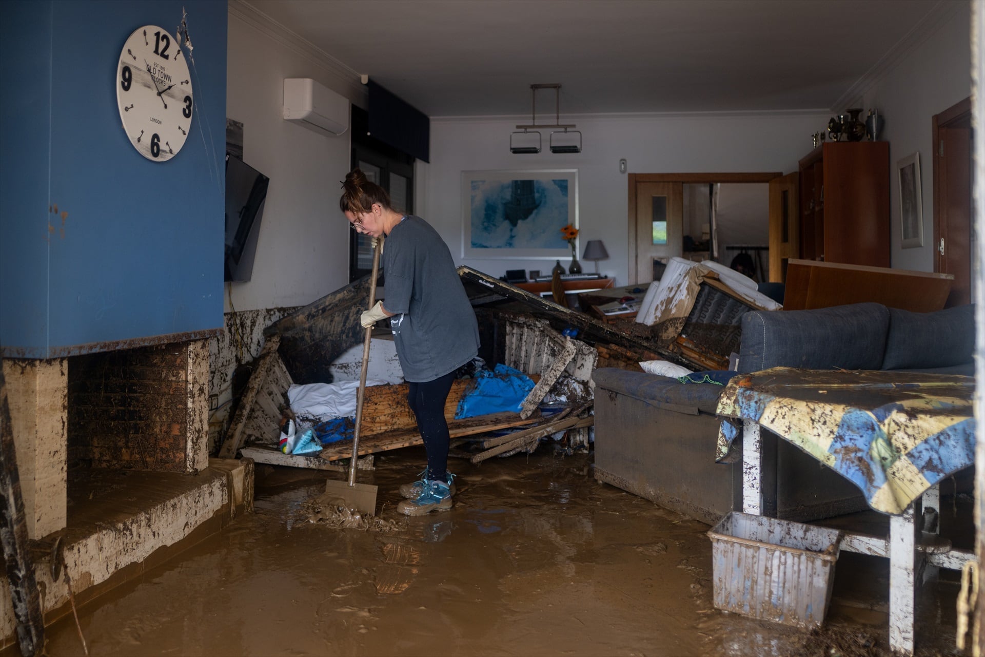 Vecinos limpian el barro acumulado en las calles y casas a causa de las lluvias torrenciales, a 4 de octubre de 2026, en Montornès del Vallès. (Lorena Sopêna / Europa Press)