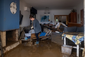 Vecinos limpian el barro acumulado en las calles y casas a causa de las lluvias torrenciales, a 4 de octubre de 2026, en Montornès del Vallès. (Lorena Sopêna / Europa Press)