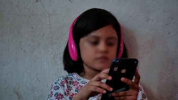 La Secretaría de Educación Pública (SEP) oficializó que el regreso a clases es el día lunes 24 de agosto, también que sería sin saturar de demanda a estudiantes en el regreso a clases, cada docente tendrá la responsabilidad de decidir las actividades para profundizar o ejercer los conocimientos adquiridos a través de la televisión, la radio o los cuadernillo. En escuelas medias superior al inscribirse, piden a los padres adquirir una computadora o celular (Foto: Cuartoscuro)