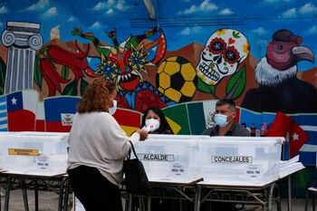 Una mujer vota en las