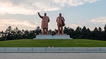 Estatuas de Kim Il Sung y Kim Jong Il en Hamhung, Corea del Norte