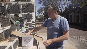 Walter Santoro durante la restauración