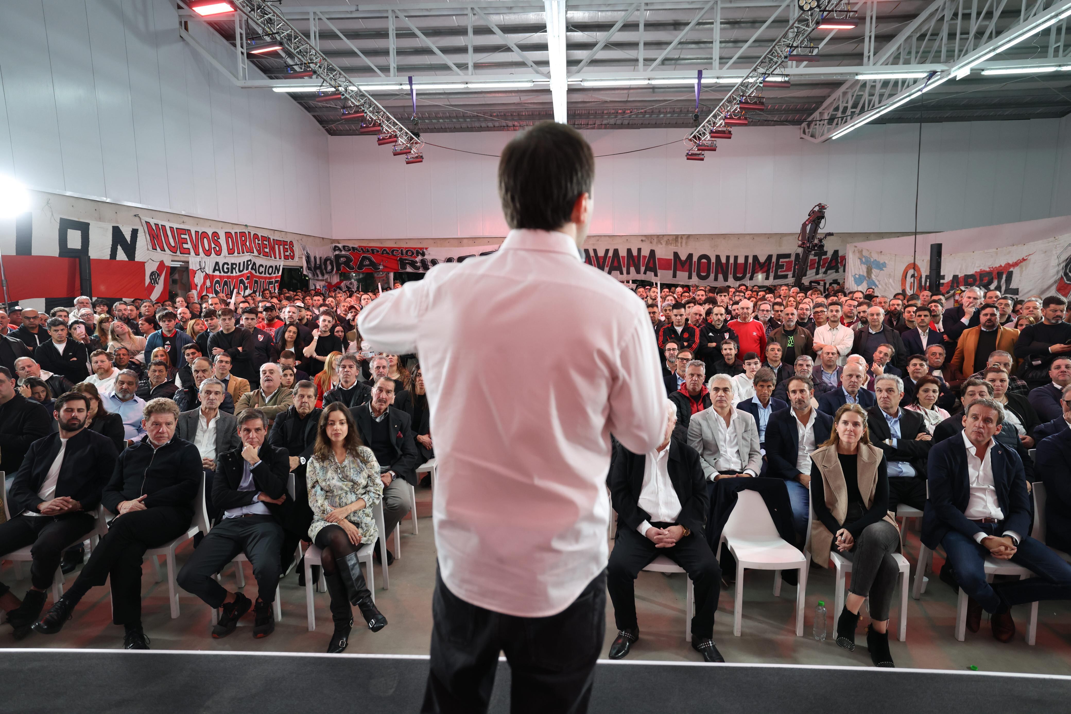 Di Carlo le habla al auditorio: estuvieron presentes 16 agrupaciones