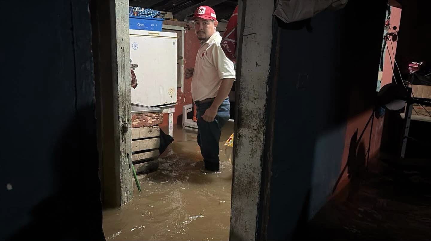 Varias calles de Quimistán quedaron cubiertas por agua tras las intensas precipitaciones registradas durante la noche. (Foto: Redes sociales / Cortesía)
