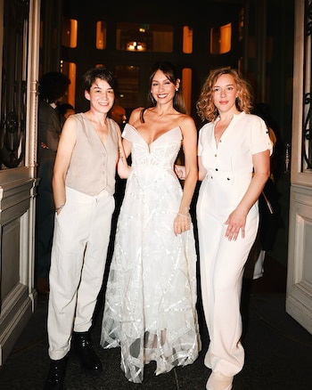 Pampita junto a las diseñadoras