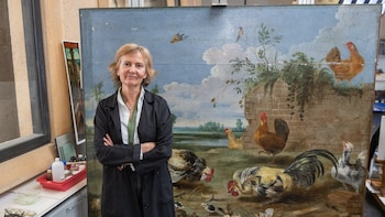 María Antonia López de Asiaín posa con el cuadro de Frans Snyders 'Lucha de Gallos'