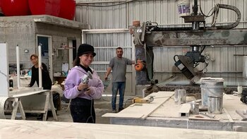 Irina trabajando junto a su