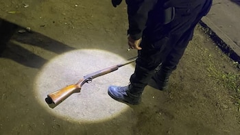 Peligro en La Plata: dos ladrones dejaron una escopeta cargada en plena vía pública tras evadir un control policial