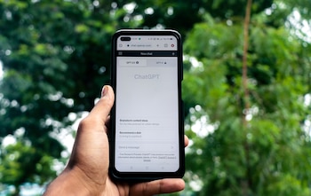 Una mano sosteniendo un smartphone que muestra ChatGPT (Pexels)