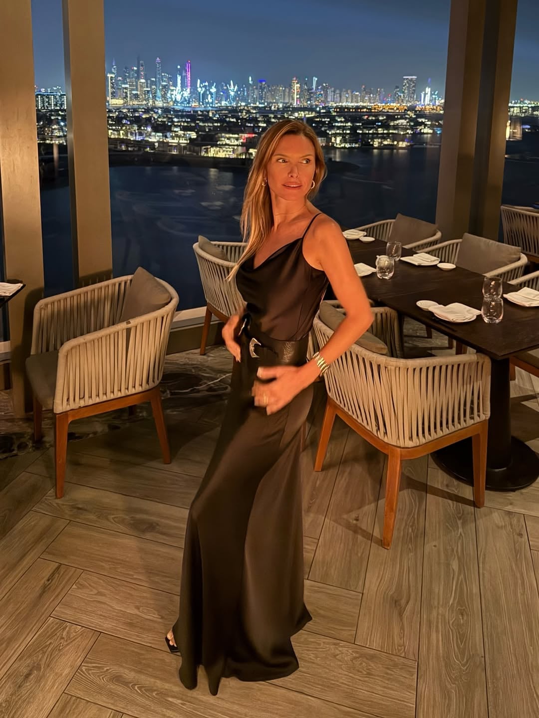 vestido de satén negro, cinturón doble de cuero y hebillas doradas, el toque de sofisticación para la noche arabe