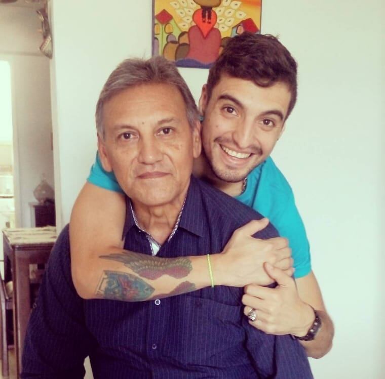 El venezolano residenciado en Ucrania, Guillermo López, junto a su padre