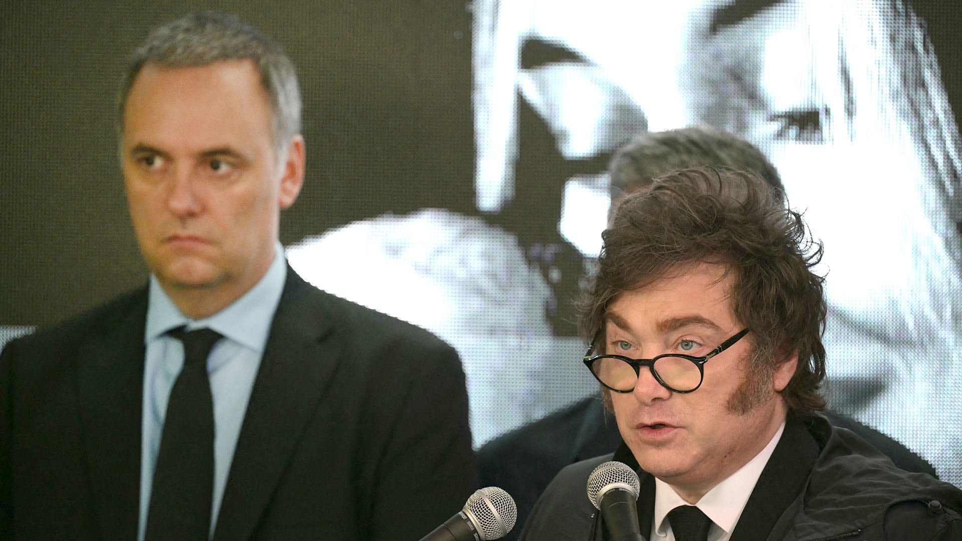 Adorni y Milei durante un acto por el atentado a la Embajada de Israel. (Photo by JUAN MABROMATA / AFP)