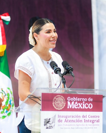 La gobernadora Marina del Pilar Avila Olmeda y la secretaria de Bienestar, Ariadna Montiel Reyes, durante la inauguración del Centro de Atención Integral para Trabajadores Agrícolas en San Quintín, como parte del Plan de Justicia impulsado por el gobierno de Claudia Sheinbaum