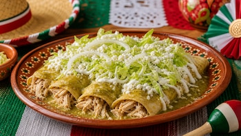 Receta de enchiladas con pollo, queso y lechuga para preparar hoy por el Grito de Independencia
