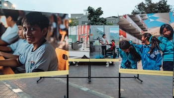 Tres paneles fotográficos al aire libre muestran retratos de escolares en clases, personal de salud en consulta y estudiantes en un patio