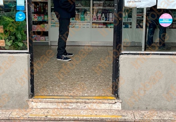 Fue a una farmacia, tropezó con un escalón sin señalizar y la Justicia ordenó indemnizarla