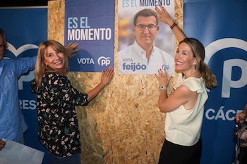 La futura presidenta de Extremadura, María Guardiola (d), durante el acto de inicio de campaña celebrado este jueves en Cáceres. EFE/ Vicente Roso