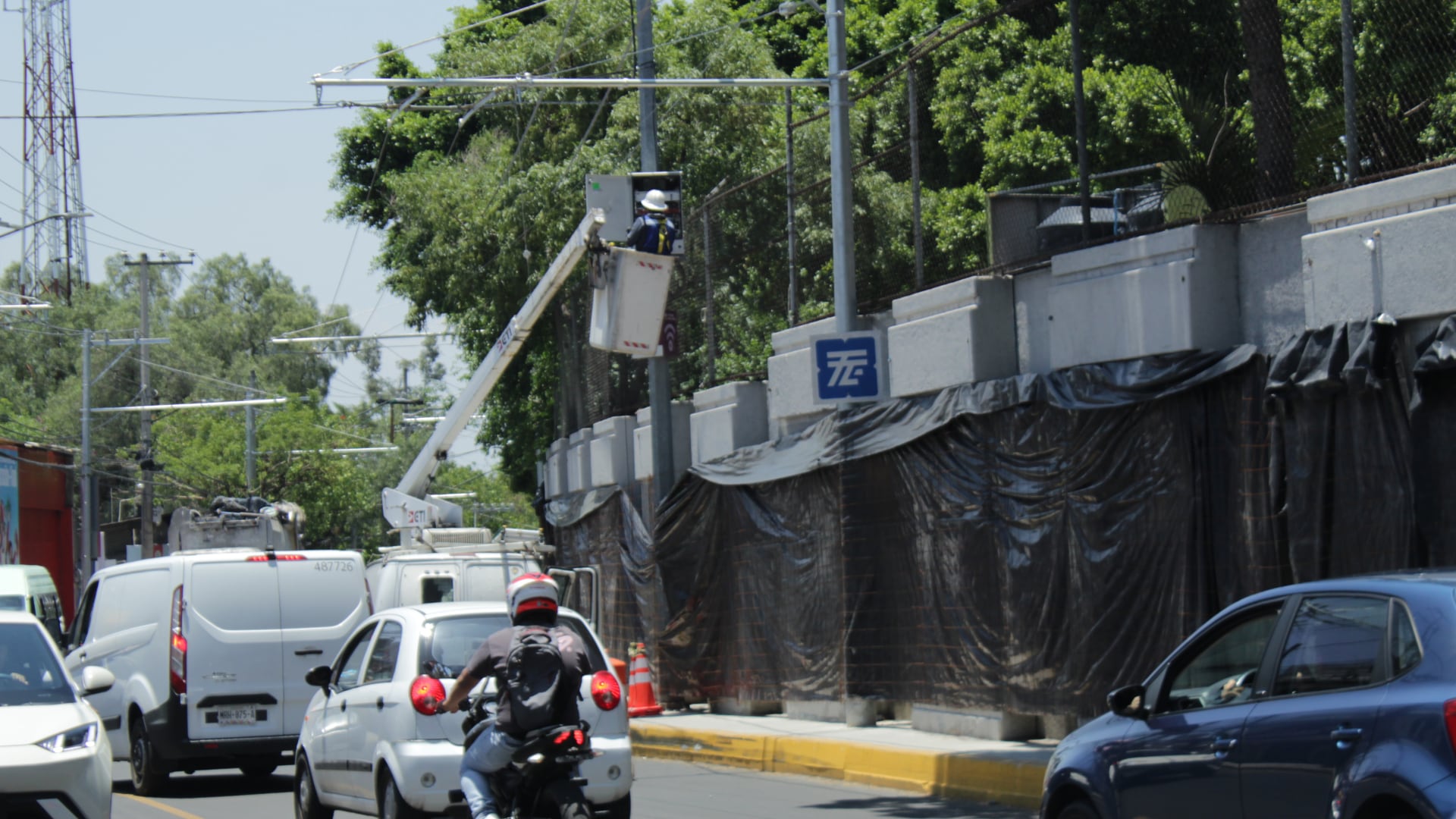 Realizan reparaciones en inmediaciones del Estadio Azteca. (Crédito: Luz Coello/Infobae México)