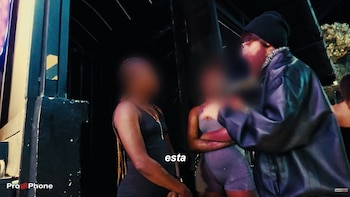 Para obtener testimonios y pruebas, La Liendra se infiltró en zonas de tolerancia, recurriendo a disfraces y grabaciones ocultas, lo que lo llevó a situaciones de tensión y amenazas directas - crédito captura de pantalla La Liendra / YouTube