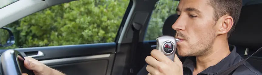 Corresponde al gobierno de cada país miembro de la UE determinar en qué situaciones será obligatorio para los conductores llevarlo instalado