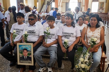Os bispos peruanos imploraram perdão de joelhos em Catacao pelas excomunhões, crimes e perseguições associadas ao Sodalicio.