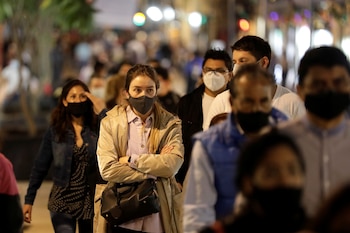 Una mujer con una mascarilla