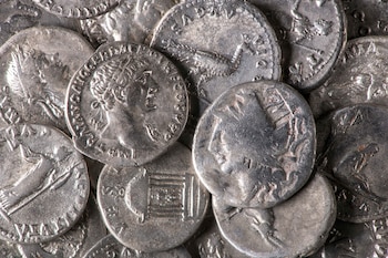 Entre las monedas descubiertas en Alemania, hay algunas especiales, como una moneda muy desgastada cuyo valor fue confirmado posteriormente con una contramarca (derecha).
(Marcel Zanjani/Oficina LVR para la Gestión del Patrimonio Arqueológico en Renania)