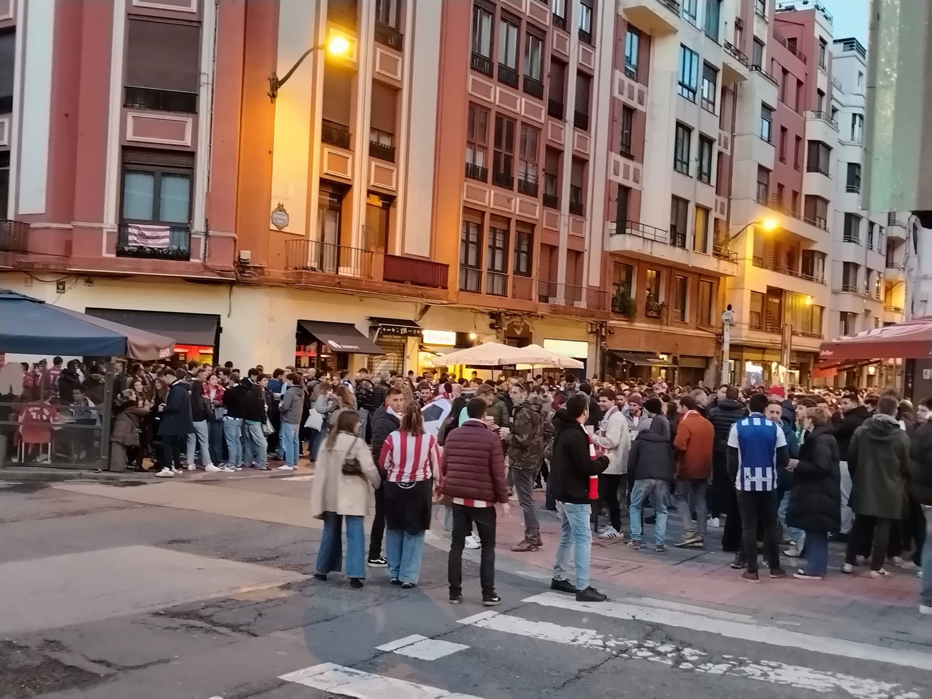 Una multitud de fanáticos se congregó en las calles aledañas al estadio San Mamés para vivir la previa del clásico vasco