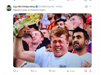 Hombre sonriente de cabello rojizo levanta un trofeo dorado. Detrás hay una multitud y un entorno de interfaz de Twitter con texto