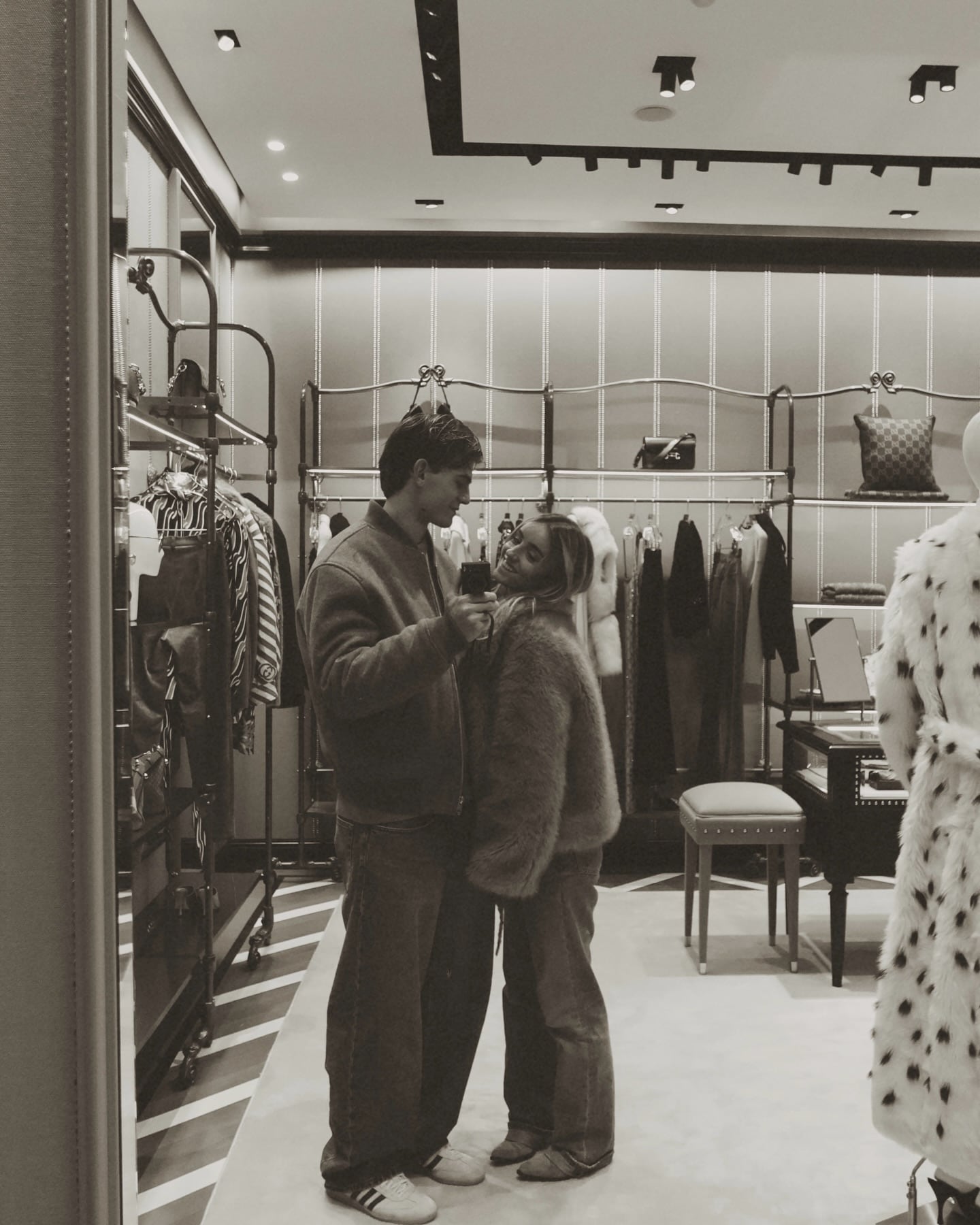 Los novios se muestran muy enamorados en redes sociales (Créditos: @emmaramirezz_/Instagram)