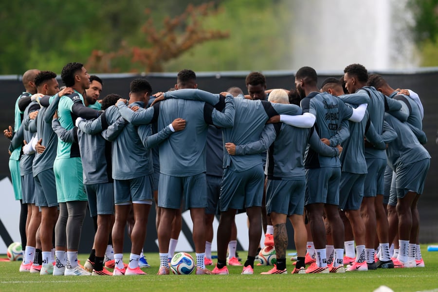 Los jugadores de Panamá este viernes durante el entrenamiento celebrado por el equipo este viernes en Nottawasaga, Toronto, Canadá. (EFE/Bienvenido Velasco)